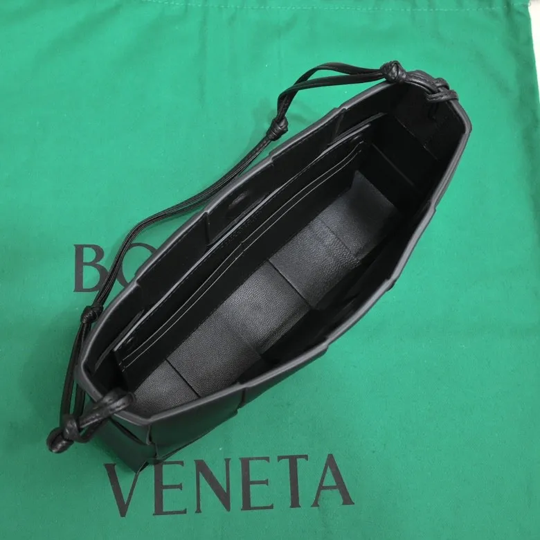 Batch 1260 #BV 2023 Cassette rope armpit bag is here🎈Simple, versatile and versatile formula bag made of intreccio woven cow leather. The square bag shape is wear-resistant and durable. Minimalism and commuting really complement each other. There are 4 card slots inside and thoughtful design✔️ Magnetic buckle closure to better protect privacy [Happy] When you are worried about matching, it is a bag that can be taken out with just one lift~ Dimensions: 22.5x13.5x4.5, Model: 7741